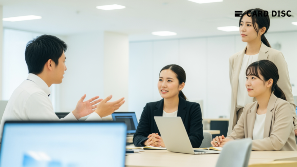 BlueBank徹底解説に関連する現代日本のビジネスシーン。経営者同士が資金管理について話し合う雰囲気を表現。