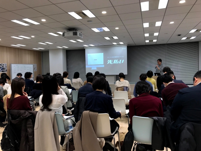 （写真）当日の会場の様子。手続きはオンラインで完了し審査が60分、即日報酬を受け取れる様子をデモンストレーション-yup株式会社